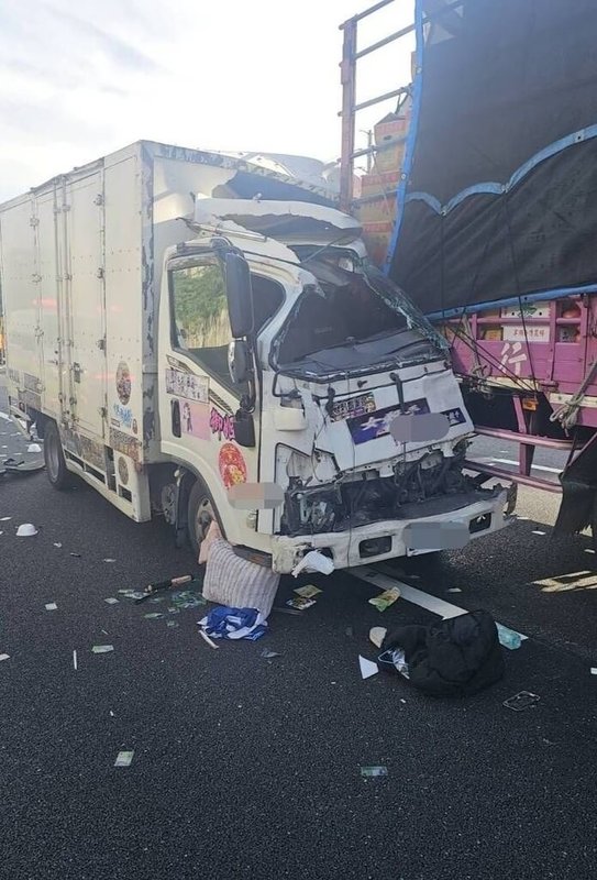 高姓男子駕駛的小貨車，3日下午行經國道1號北向新竹路段時，疑碰撞行駛中線小客車，導致自小客車翻覆並碰撞內側車道另輛小客車；高男又再撞擊大貨車尾，導致腿部骨折送醫。（國道警方提供）中央社記者魯鋼駿傳真　115年8月3日
