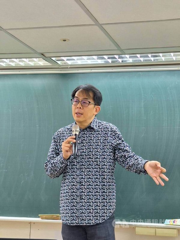 115學年度分科測驗成績3日公布,得勝者文教主任劉駿豪推估分發入學管道熱門校系錄取門檻。中央社記者許秩維攝 115年8月3日