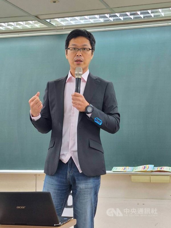 115學年度分科測驗成績3日公布,得勝者文教升學顧問陳佑榮推估分發入學管道熱門校系錄取門檻。中央社記者許秩維攝 115年8月3日
