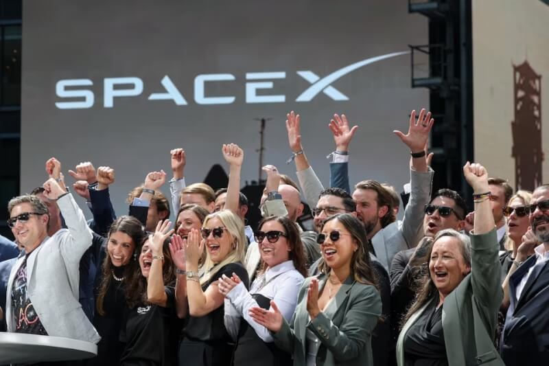 SpaceX6月12日掛牌上市，公司管理階層及嘉賓在美國紐約那斯達克交易所陽台上慶賀。（路透社）