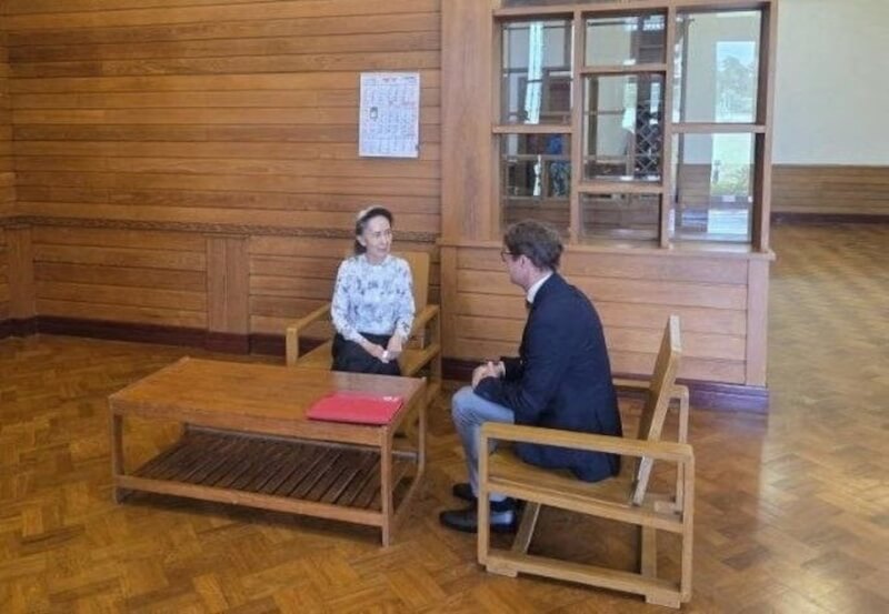 緬甸總統府表示，遭拘禁的前民主領袖翁山蘇姬（左）3日與紅十字國際委員會駐緬甸代表（右）見面。（緬甸政府發言人/Handout via 路透社）