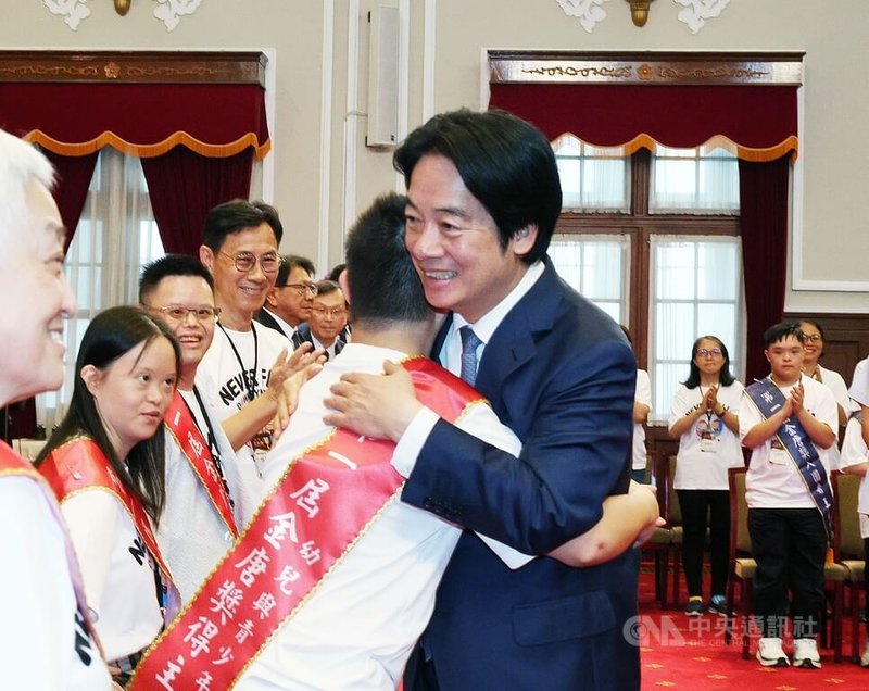 總統賴清德（前右）3日上午在總統府接見第一屆「金唐獎」得獎者及入圍者。賴總統說，政府會從權利、照顧及健康3個面向，讓服務貼近唐氏症者的需要。中央社記者郭日曉攝  115年8月3日