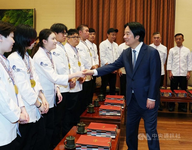 總統賴清德（前右）3日上午接見台灣廚藝美食協會「2026馬來西亞GCCM環球廚藝聯盟巡迴挑戰賽」代表團。賴總統表示，政府會持續支持餐飲人才培育、推廣台灣食材，也期待得獎選手繼續精進技藝，做出台灣好滋味。中央社記者郭日曉攝  115年8月3日