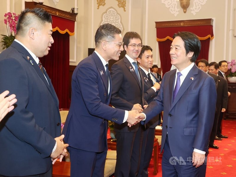 總統賴清德（右）4日在總統府接見「日本自民黨青年局海外研修團」，與訪團成員逐一握手致意。賴總統表示，感謝日本政府多次在國際場合重申台海和平穩定的重要性，彰顯日本對區域和平的堅定承諾。中央社記者郭日曉攝　115年8月4日