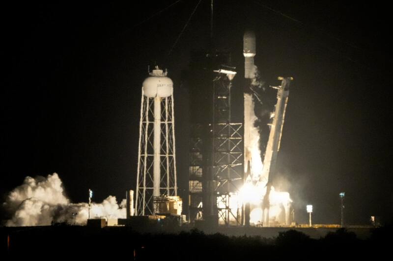 美國太空探索科技公司SpaceX獵鷹九號火箭的殘骸預計4日撞擊月球，可能揚起逾100萬公斤碎屑，並留下直徑20至30公尺大的隕石坑。圖為獵鷹九號火箭去年1月發射升空。（美聯社）
