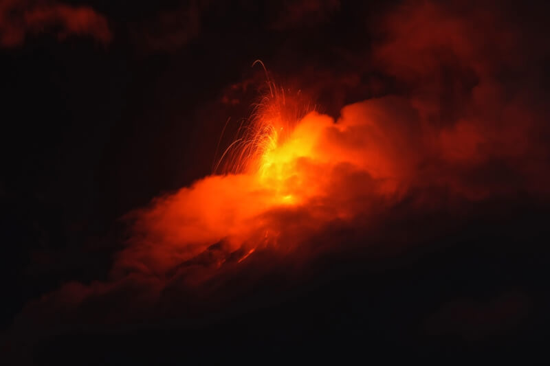 中美洲瓜地馬拉境內「火峰」火山4日上午噴發。(美聯社)