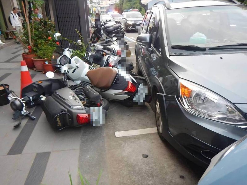 台中市1名男子3日駕車行經沙鹿區北勢東路，車輛突然失控衝撞停在路邊的8輛機車。駕駛人經毒品唾液快篩呈現陽性反應，依法送辦。（民眾提供）中央社記者趙麗妍傳真　115年8月4日