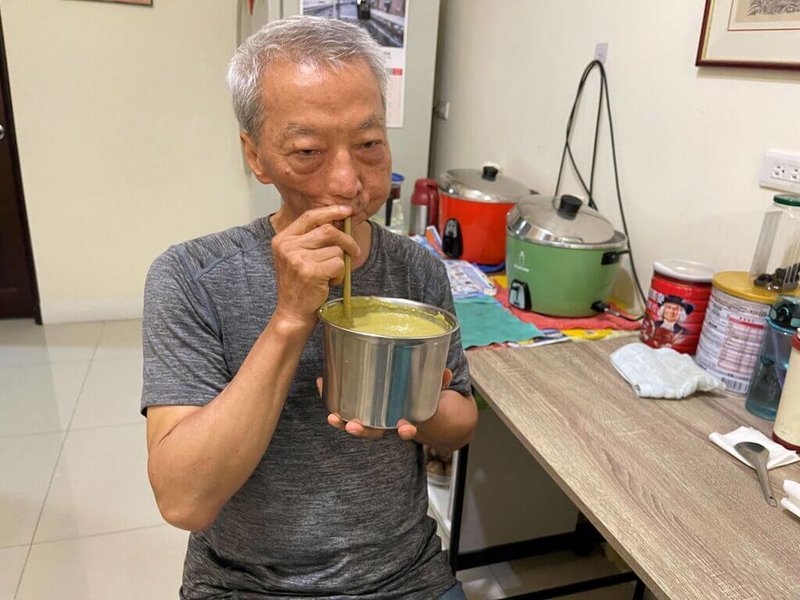 病友維國（圖）因罹患口腔癌帶來人生巨大轉變，他揭露自身慘痛經歷，「現在吃的像餿水一樣」，勸戒年輕人莫碰檳榔、菸酒，守護下一代的健康。（陽光基金會提供）中央社記者陳婕翎傳真　115年8月4日