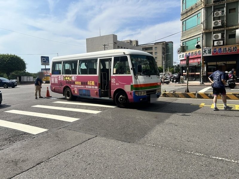 桃園市中壢一輛免費公車2日在中壢區撞上走斑馬線過馬路的行人，造成行人頭部重創、目前仍在治療。（警方提供）中央社記者葉臻傳真　115年8月4日