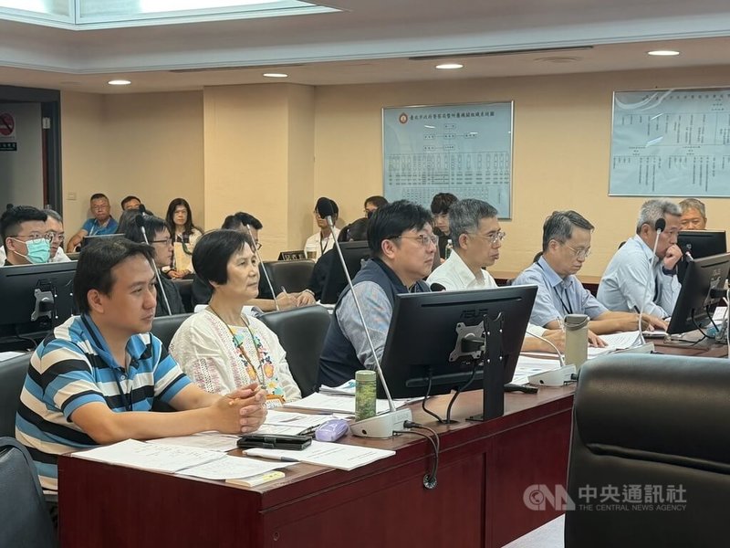 台北市環保局4日赴議會警政衛生委員會進行專案報告，局長徐世勲（前左3）表示，近年頻繁出現民眾將家戶垃圾違規棄置於行人垃圾桶，將維持觀光景點、商圈周邊垃圾桶，其餘地區則逐年減少設置，總量已從約2000組減少至806組。中央社記者葉蓁芸攝　115年8月4日