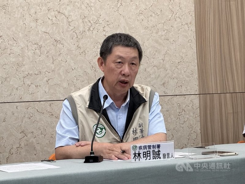 根據疾管署最新統計，國內接種COVID-19人數從單週約3000人暴增到近3萬人，發言人林明誠（圖）4日指出，目前國內COVID-19疫苗尚餘約16.5萬劑，預計下週全數配發，打完為止。中央社記者沈佩瑤攝　115年8月4日