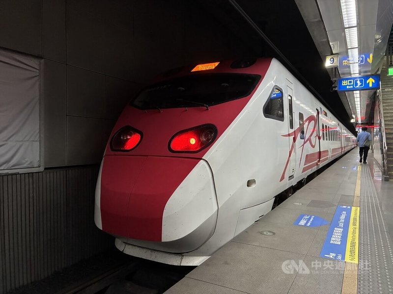 國營台灣鐵路股份有限公司說，為改善單位加班負荷沉重情形，持續補充基層人力，並合理分配工作、優化人員排班及工作流程，減少人員加班負荷。圖為台鐵普悠瑪號列車停靠松山站。中央社記者李明宗攝　115年8月4日