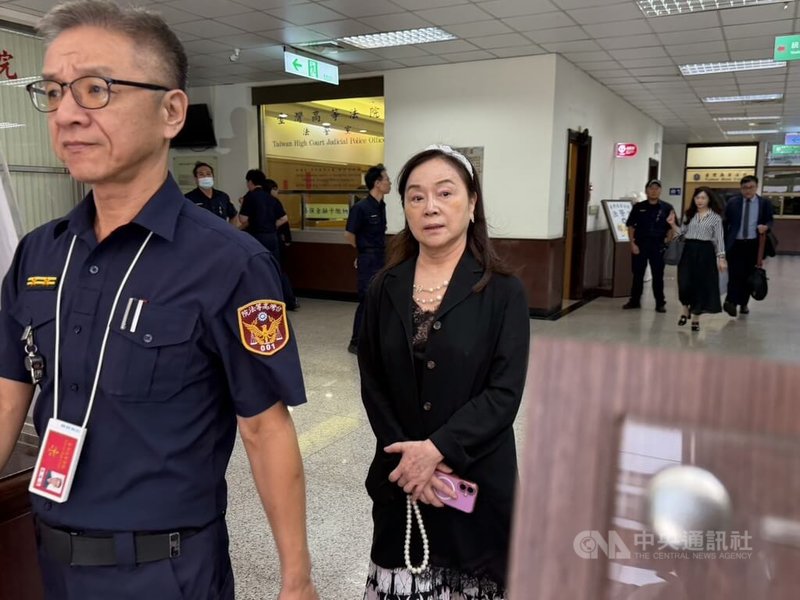 媒體人周玉蔻(中)等人涉誣指前中國小姐張淑娟為蔣孝嚴緋聞女主角案,一審判刑1年6個月。二審台灣高等法院4日開庭並辯論終結,周玉蔻庭後離開法院。中央社記者劉世怡攝 115年8月4日