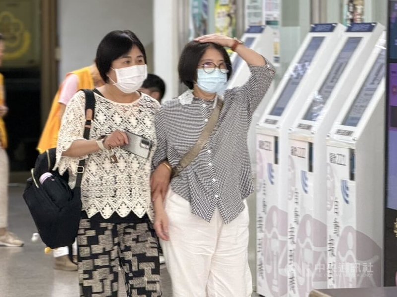 媒體人蔡玉真(右)涉誣指前中國小姐張淑娟為蔣孝嚴緋聞女主角案,一審判刑1年6月。二審台灣高等法院4日開庭並辯論終結,蔡玉真親自出庭,庭後離去。中央社記者劉世怡攝 115年8月4日