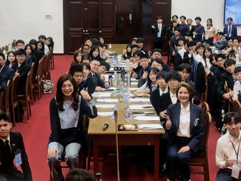 國民黨主席鄭麗文（左2）4日出席「模擬立法院」活動，與青年學子互動。（國民黨提供）中央社記者劉冠廷傳真 115年8月4日