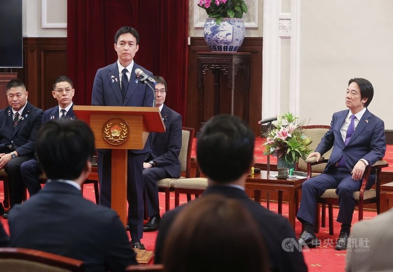 總統賴清德（右）4日在總統府接見「日本自民黨青年局海外研修團」，日本自民黨青年局長平沼正二郎（左3）表示，日本政府正推動包括半導體、人工智慧及無人機等17項重點成長戰略，台日強化關係，將有助產業合作。中央社記者郭日曉攝　115年8月4日