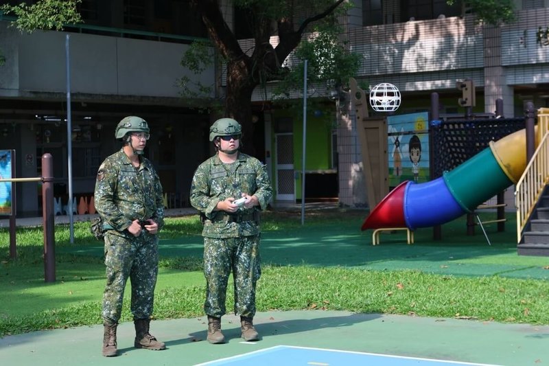 負責南部防務的第四作戰區4日表示，召員3日實施無人機操作訓練，由教官說明性能、操作、安全規範與戰術運用，並進行飛行練習、熟悉操控。（第四作戰區提供）中央社記者游凱翔傳真　115年8月4日