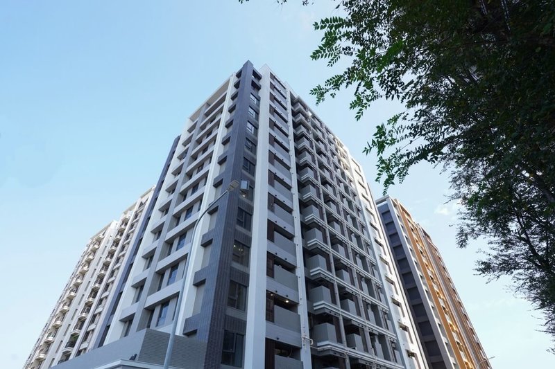 國家住都中心4日表示，新北市、南投縣、台南市及高雄市共6處社宅8月14日起受理申請，釋出共1500戶，其中保留至少20%「婚育戶」300戶供申請。圖為這次釋出的新北市「玫瑰好室」建築外觀。（國家住都中心提供）中央社記者高華謙傳真　115年8月4日