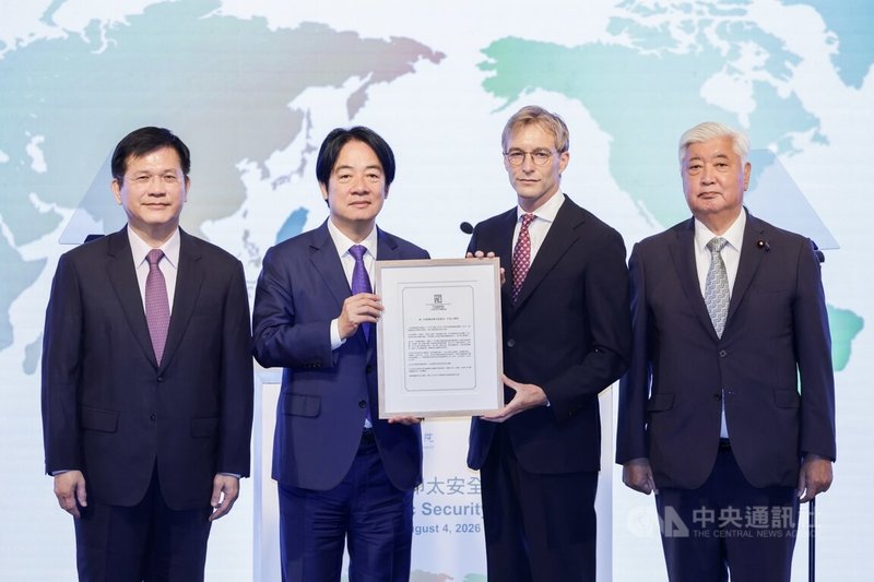 「凱達格蘭論壇:2026印太安全對話」4日在台北舉行,總統賴清德(左2)由外交部長林佳龍(左)陪同出席開幕式,對中政策跨國議會聯盟(IPAC)共同創辦人暨執行董事裴倫德(Luke de Pulford)(右2)、IPAC日本共同主席中谷元(右)呈遞針對中國實施「民族團結進步促進法」發表之聲明書,強烈譴責此法的制定與施行。中央社記者裴禛攝 115年8月4日