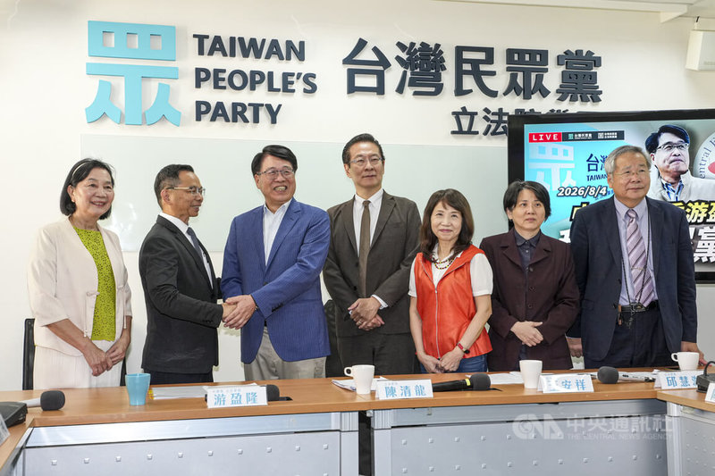 中央選舉委員會主任委員游盈隆（左3）4日拜會台灣民眾黨立法院黨團，與黨團總召陳清龍（左2）握手致意。中央社記者鄭清元攝　115年8月4日