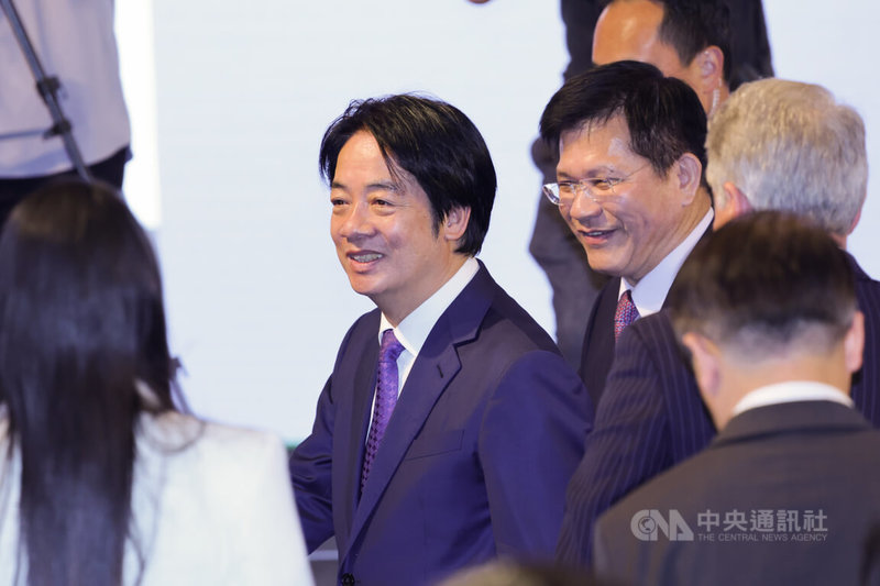 「凱達格蘭論壇：2026印太安全對話」4日在台北君悅酒店舉行，總統賴清德（中）上午由外交部長林佳龍（右）陪同出席開幕式。中央社記者裴禛攝 115年8月4日