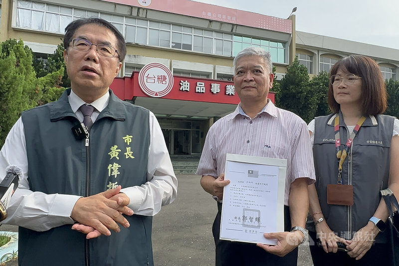 台南市長黃偉哲（左）4日前往位於台南市新營區的台糖油品事業部訪查，台糖人員出示經營許可執照，說明主責汽油等相關燃料，並非食用油品。中央社記者楊思瑞攝　115年8月4日
