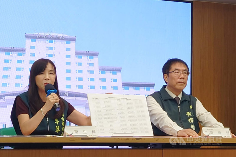 台南市政府抽驗市售3件苦茶油檢出苯駢芘超過衛生標準，4日由台南市長黃偉哲（右）與衛生局長李翠鳳（左）舉行記者會說明。中央社記者楊思瑞攝　115年8月4日