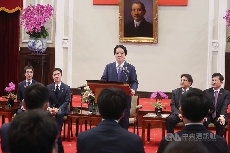 總統賴清德（中）4日在總統府接見「日本自民黨青年局海外研修團」時表示，台灣與日本目前面臨的最大威脅，不是颱風、地震或傳染病，而是中國持續對周邊國家進行灰色地帶侵擾與海上脅迫，台日唯有團結，才能守護民主自由、和平與繁榮。中央社記者郭日曉攝　115年8月4日