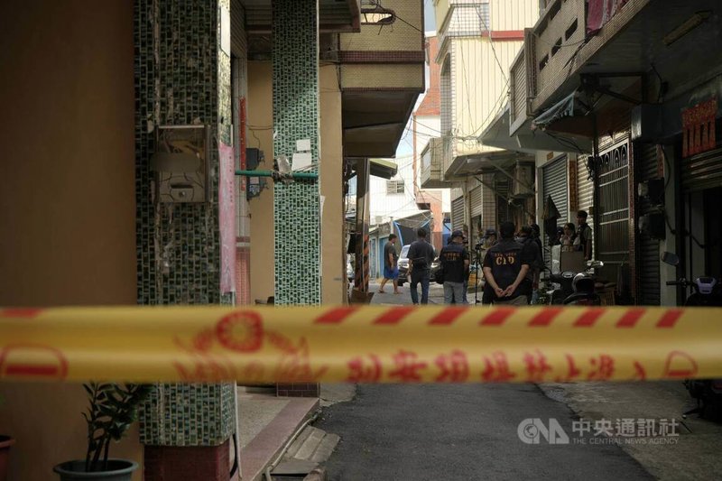 警方調查屏東縣枋寮鄉京沅鎢鈷資源公司黃姓董事長命案,4日將林姓犯嫌押解至他在枋山鄉的住處,現場並拉起封鎖線採證調查。中央社記者黃郁菁攝 115年8月4日