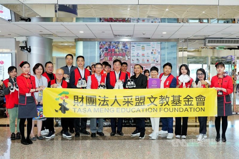 采盟股份有限公司攜手舊鞋救命國際基督關懷協會募集舊鞋、衣物及包包，4日到6日在桃園國際機場第2航廈收受物資，目標破萬件物資送非洲改善生活條件。中央社記者吳睿騏攝　115年8月4日