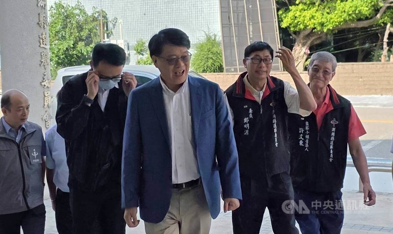 中央選舉委員會主任委員游盈隆（前）4日訪視澎湖縣選委會，了解地方公職人員選舉整備情形。中央社  115年8月4日