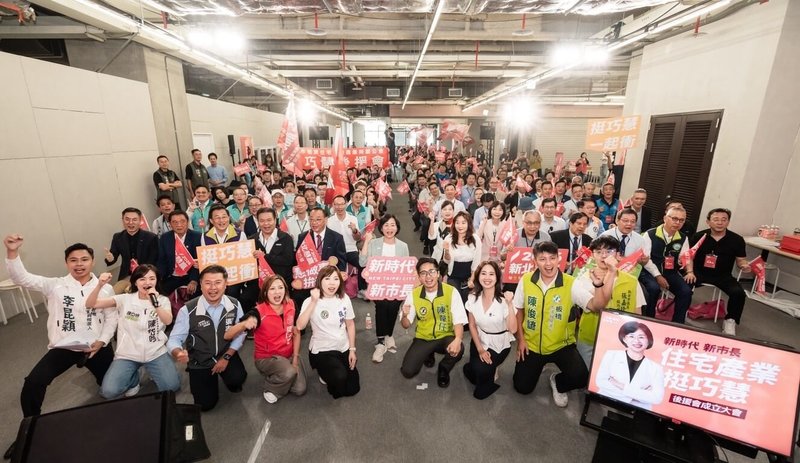 民進黨新北市長參選人蘇巧慧(前右5)4日提出都更住宅政見,主張成立都市更新局、試辦青年育兒宅租期20年等。(蘇巧慧競辦提供)中央社記者王鴻國傳真 115年8月4日