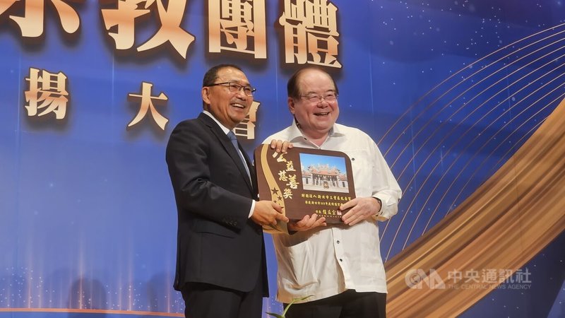 新北市政府4日舉辦績優宗教團體表揚大會，市長侯友宜（左）表揚熱心公益及推動社會教化的宗教團體，三重先嗇宮獲獎並由董事長李乾龍（右）代表領獎。中央社記者王鴻國攝　115年8月4日