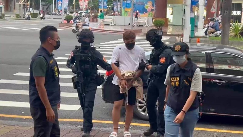 屏東縣枋寮鄉京沅鎢鈷資源公司黃姓董事長日前於家中遭殺害，警方4日在中部逮捕涉案的林姓離職員工（中），押解回警局調查以進一步釐清案情。（讀者提供）中央社記者黃郁菁傳真　115年8月4日