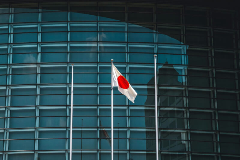日本國旗飄揚在愛知縣名古屋市中心。（圖取自Unsplash圖庫）