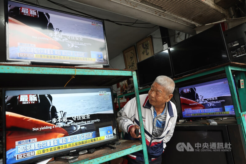 圖為台北市萬華區一家二手電視店內播放中共軍演相關新聞。（中央社檔案照片）