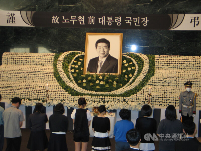 圖為2010年5月韓國政府首爾歷史博物館為前總統盧武鉉設置的靈堂，不少公務員及眷屬前往獻花、焚香哀悼。（中央社檔案照片）