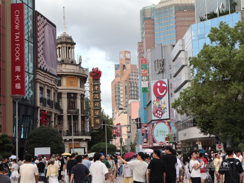 圖為中國上海南京路步行街逛街人潮。（中央社檔案照片）