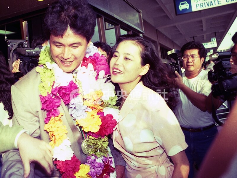 郭李建夫(左3)返抵中正機場,未婚妻陳美鑾(左4)在機場迎接。中央社記者楊一峰、陳嘉倩攝 81年8月12日