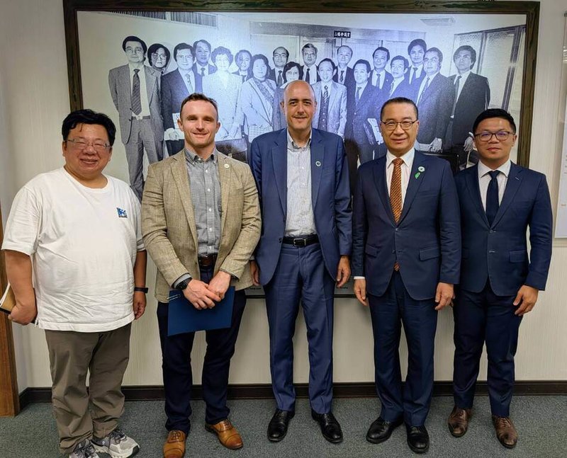 民進黨秘書長徐國勇（右2）3日會晤美國人權組織「自由之家」執行長弗萊（左3）及台灣辦事處負責人史雷坦（左2）。（民進黨提供）中央社記者王揚宇傳真　115年8月4日