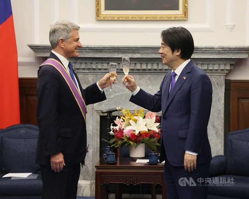 總統賴清德(右)4日頒授美國聯邦眾議院外交委員會榮譽主席麥考爾(Michael McCaul)(左)「大綬景星勳章」,兩人舉杯慶祝。中央社記者郭日曉攝 115年8月4日