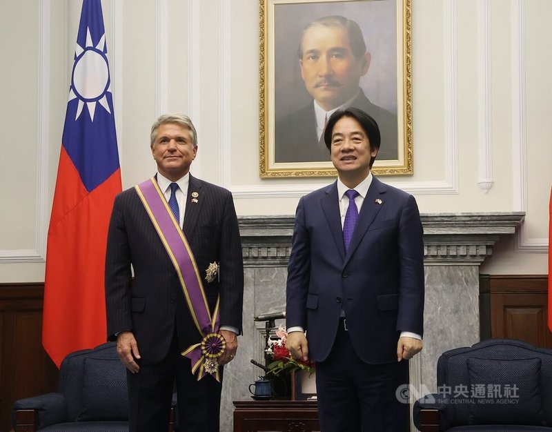 總統賴清德（右）4日頒授美國聯邦眾議院外交委員會榮譽主席麥考爾（Michael McCaul）（左）「大綬景星勳章」，賴總統說，這枚勳章承載台灣人民最誠摯的敬意，也象徵台灣跟美國之間的深厚情誼。中央社記者郭日曉攝  115年8月4日