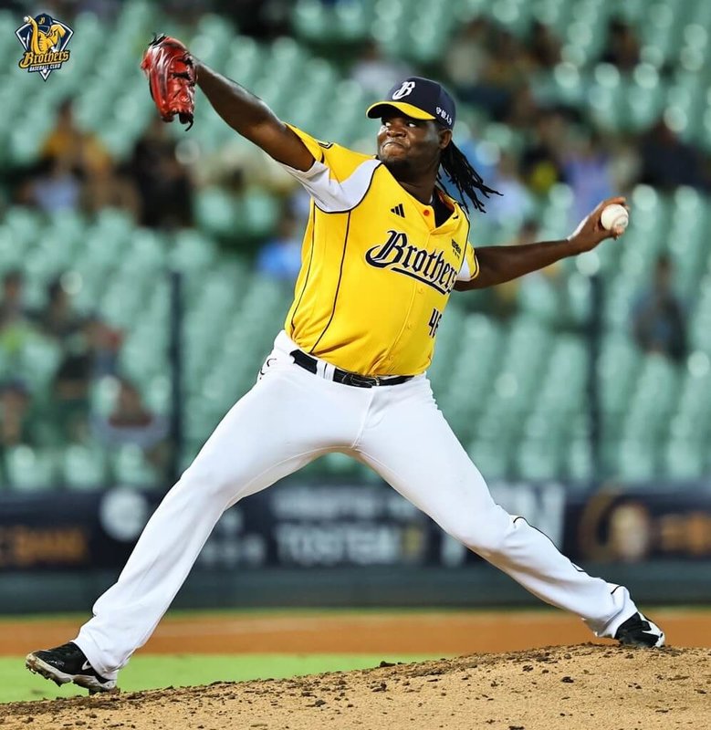 中華職棒中信兄弟隊4日靠著投手德保拉（Jose De Paula）（圖）7局無失分優質先發，率隊以5比0擊敗富邦悍將，德保拉也拿下中職生涯第77勝。（中信兄弟提供）中央社記者謝靜雯傳真　115年8月4日
