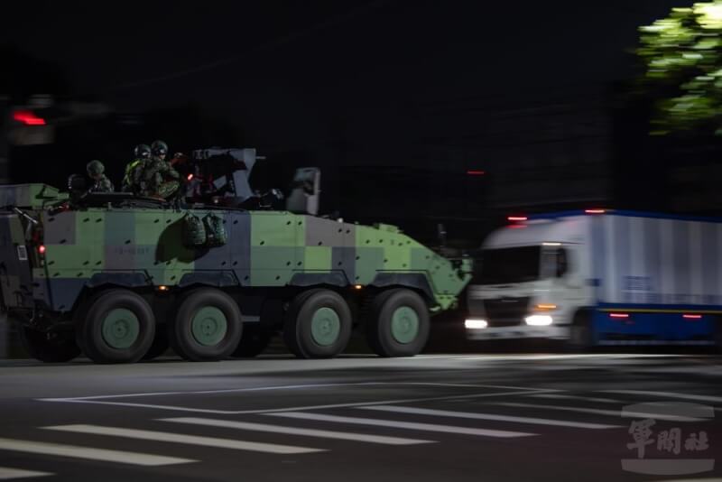 負責中部地區防務及救災的第五作戰區派遣CM33裝步戰鬥車快速機動。（軍聞社提供）