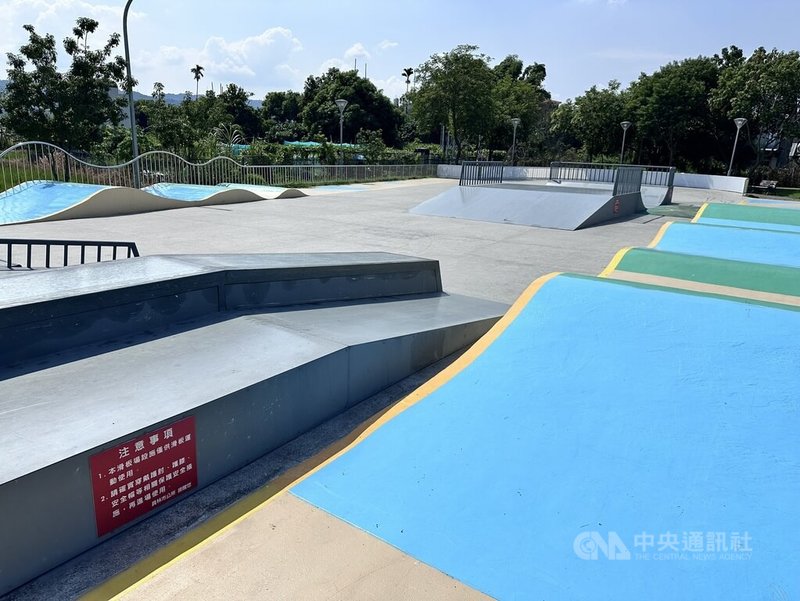 最近天氣炎熱，有孩童在彰化縣員林市條和東街滑板場遭鐵板燙傷，員林市公所將評估增設熱傷害等警示，建議避免高溫時段使用。中央社記者鄭維真攝　115年8月5日