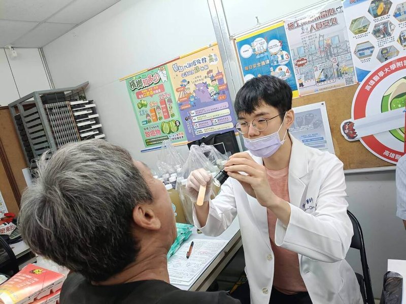 父親節將至，高雄市衛生局5日呼籲民眾陪伴父親接受免費口腔黏膜檢查，及早預防口腔癌。（高雄市衛生局提供）中央社記者林巧璉傳真  115年8月5日