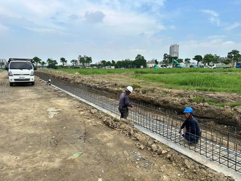 高雄市政府持續推動大林蒲遷村，市府都發局5日表示，進度均依規劃推進，遷村安置地公共工程已先進行，新設道路已開工。（高雄市都發局提供）中央社記者蔡孟妤傳真 115年8月5日