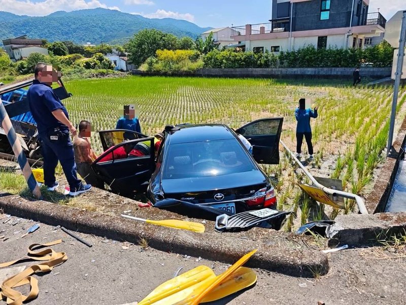 宜蘭縣三星鄉5日發生一起貨車與轎車車禍，雙方車輛都衝入稻田中，共6人受傷送醫，肇事原因待警方釐清。（宜蘭縣消防局提供）中央社記者沈如峰宜蘭縣傳真　115年8月5日