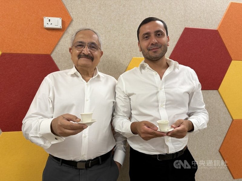 印度茶藝愛好者卡普(Sanjay Kapur,左)4日對中興大學團隊製出的茶讚譽有加。他表示,能用阿薩姆的茶菁製出具台灣風味的茶,顯示台灣團隊對製茶工藝有精湛的掌握,並找到適合印度茶的工藝。中央社記者李晉緯新德里攝 115年8月5日