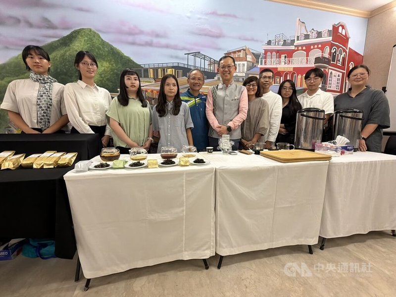 相距超過4000公里的台灣與印度,同樣擁有淵遠流長的飲茶文化,中興大學團隊4日將台灣茶藝帶到新德里,讓印度茶道愛好者感受「茶」不僅是技術,更是門藝術。中央社記者李晉緯新德里攝 115年8月5日